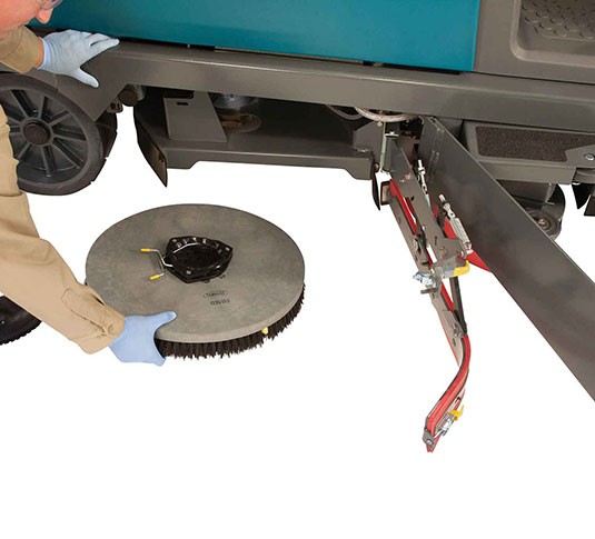 M17 Varredora-lavadora de condutor sentado a bateria alt 6